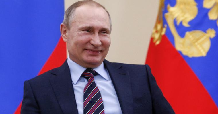 Putin Rəhmanın hədiyyəsini uşaqlara verdi