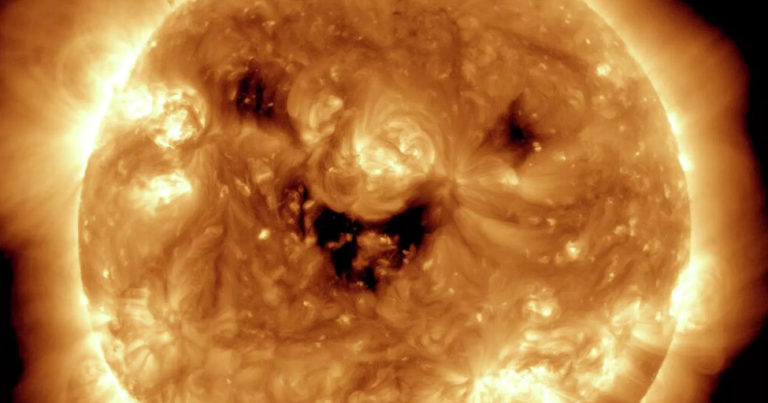 NASA Günəşin gülüşünü əks etdirən FOTONU PAYLAŞDI