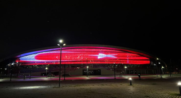 Bakıda idman arenaları Türkiyə bayrağı ilə işıqlandırıldı – VİDEO