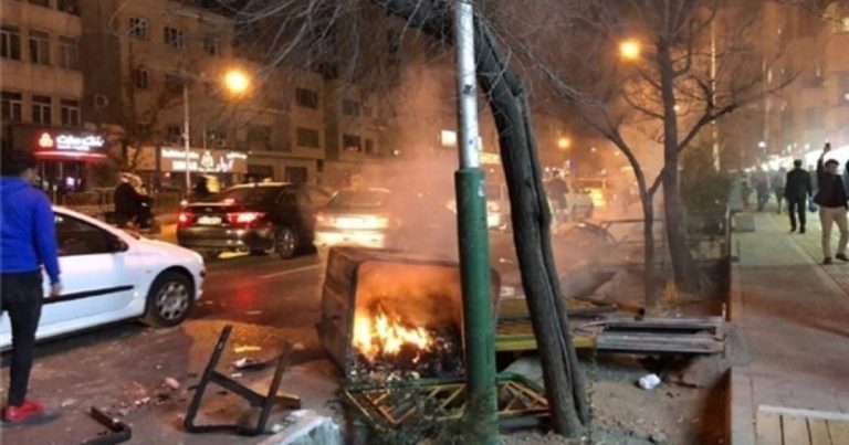 İranın Qərbi Azərbaycan əyalətində polislə etirazçılar toqquşma zamanı 3 nəfər ölüb