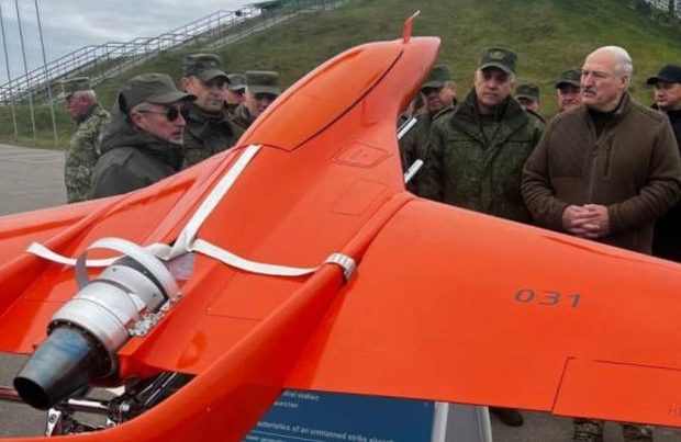 Lukaşenko Belarus istehsalı olan dronlara baxış keçirdi: “Bu, fəlakətdir” – FOTO
