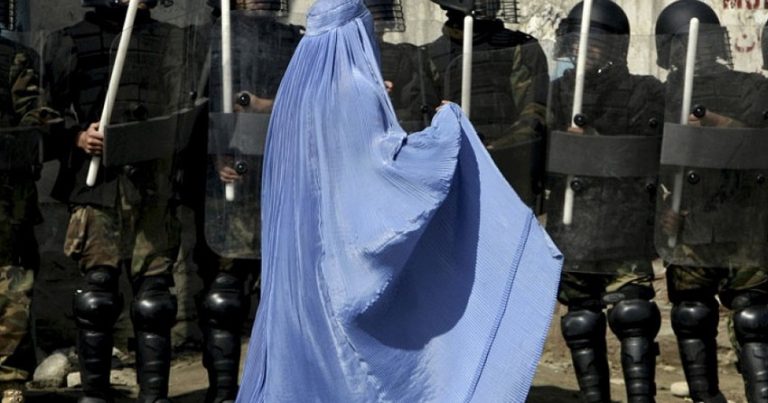 “Taliban” qadınların kişilər olmadan həkimə getməsini qadağan edib