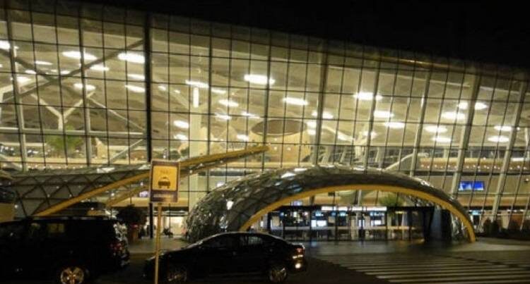 Bakı aeroportunda DƏHŞƏT: Qayınata yeznəsini baltaladı – VİDEO