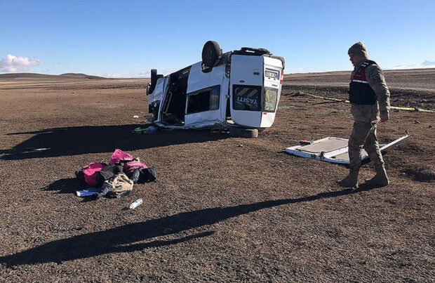 Türkiyədə şagirdləri daşıyan avtobus aşdı: Ölən və yaralılar var – FOTO
