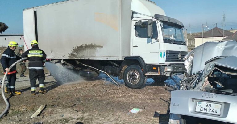 Siyəzəndə minik avtomobili yük avtomobilinə çarpılıb: 3 nəfər ölüb
