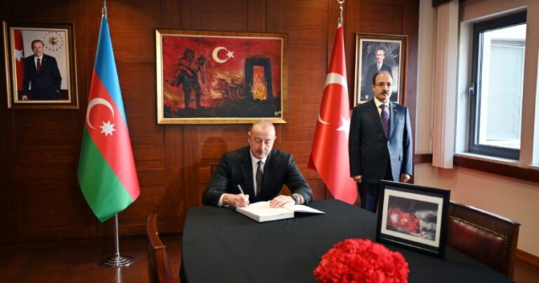 Prezident Türkiyə səfirliyində oldu, başsağlığı verdi – FOTO