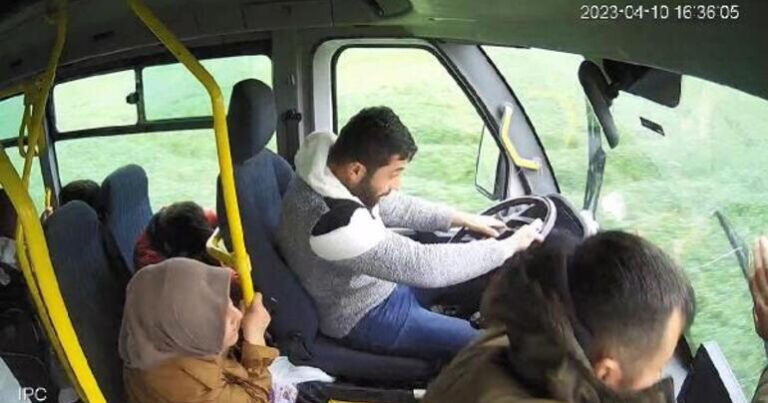 Sürücü sükan arxasında yatdı,avtobus qəzaya uğradı – ANBAAN GÖRÜNTÜ