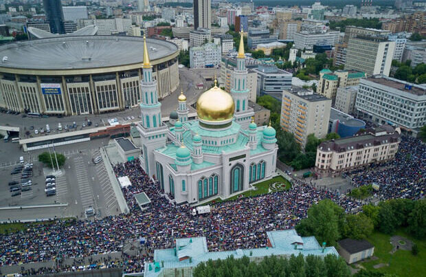 Moskvada 100 mindən çox müsəlmanın iştirakı ilə bayram namazı qılınıb – VİDEO