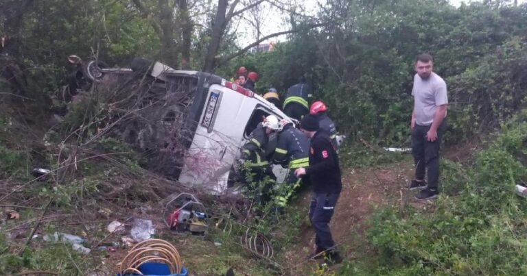 Türkiyədə mikroavtobus qəzaya uğrayıb, 10 nəfər yaralanıb