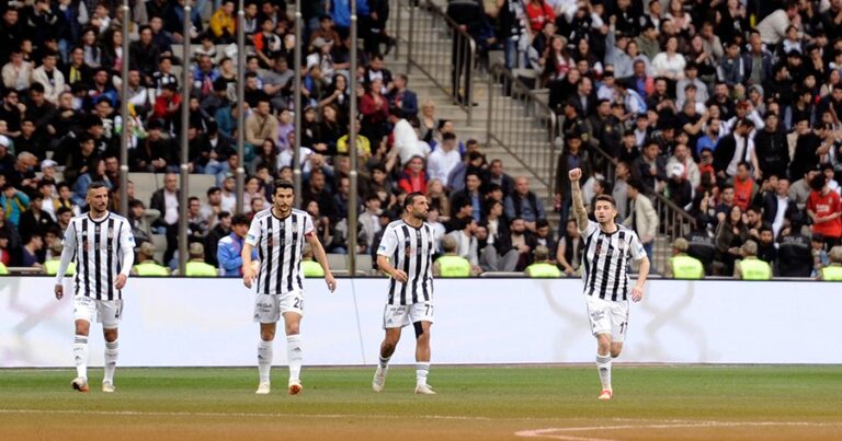 “Beşiktaş”ın futbolçusu huşunu itirdi, xəstəxanaya aparıldı