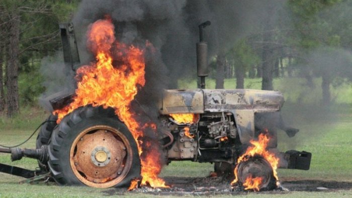 Sabirabadda traktor yanıb