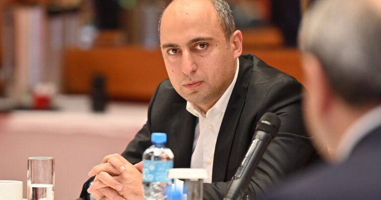 Deputatın nazir Emin Əmrullayevlə şəxsi YAZIŞMALARI YAYILDI