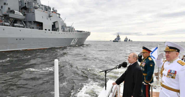 Putin Hərbi Dəniz Qüvvələrinin paradında – FOTO