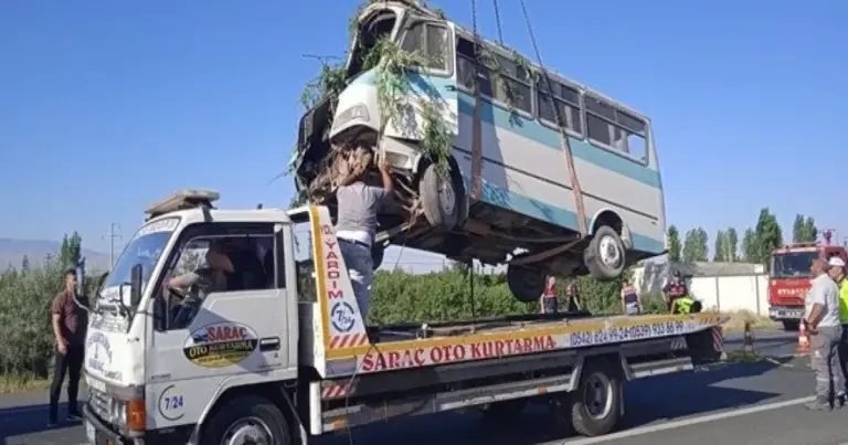 Türkiyədə mikroavtobus dərəyə aşıb, 7 nəfər ölüb