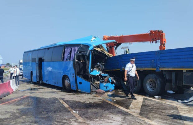 Rusiyada sərnişin avtobusu yük maşınına çırpıldı: Xeyli sayda ölən var