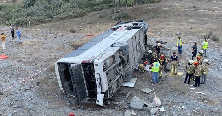 İstanbulda aeroport işçilərini daşıyan avtobus aşıb, 29 yaralı var