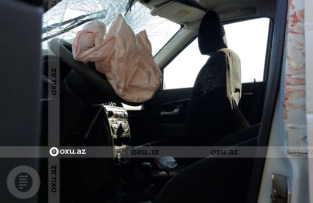 Bakıda taksi qatarla toqquşdu: Ölən və yaralanan var