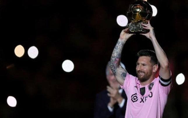 Messi “Qızıl top”u azarkeşlərə təqdim etdi – VİDEO