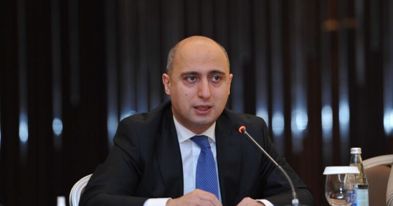 Nazirdən yaşlı müəllimlərlə bağlı QƏRİBƏ AÇIQLAMA