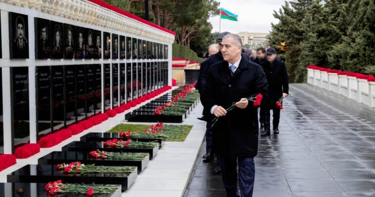 DTX əməkdaşları Şəhidlər Xiyabanını ziyarət etdi