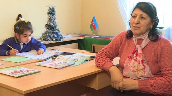 Bu məktəbin bir şagirdi və bir müəllimi var