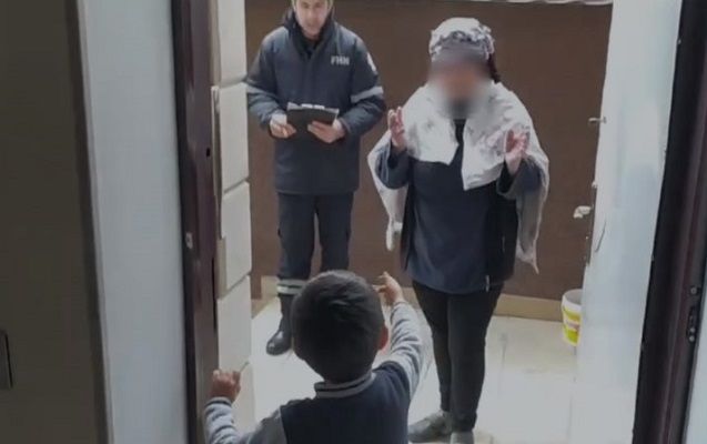 Qapı arxasında qalan 4 yaşlı uşaq belə xilas edildi – VİDEO