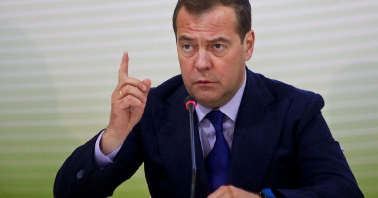 “O, əclafdır, dar ağacından asılacaq” – Medvedev hansı prezidenti hədələdi?