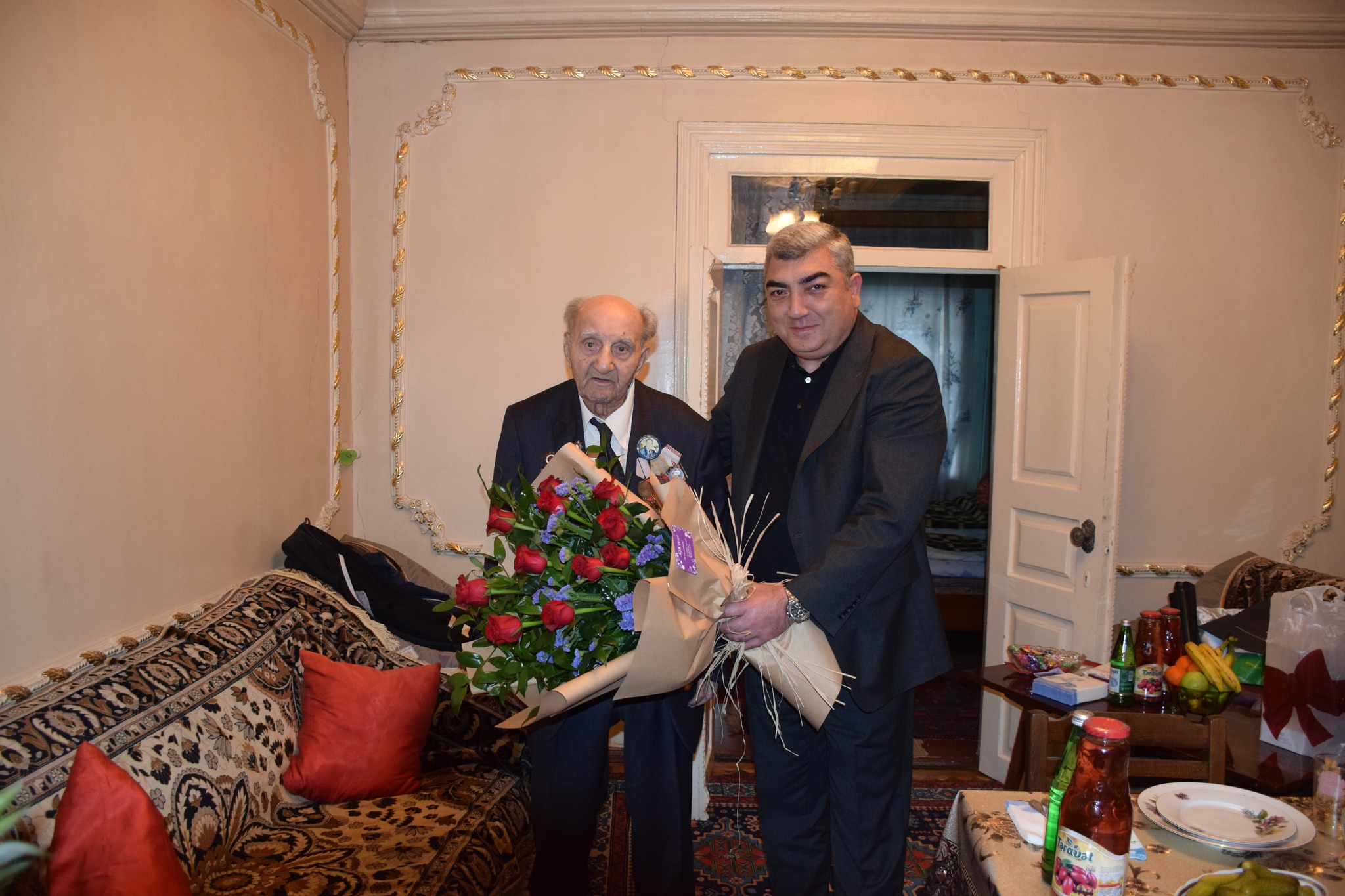 İlqar Mahmudov müharibə veteranını evində ziyarət etdi – FOTOLAR