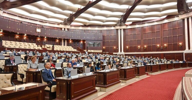 Parlament şəhid ailəsi üzvlərinin özəl universitetlərdə pulsuz təhsil almasına dair layihəni təsdiqləyib