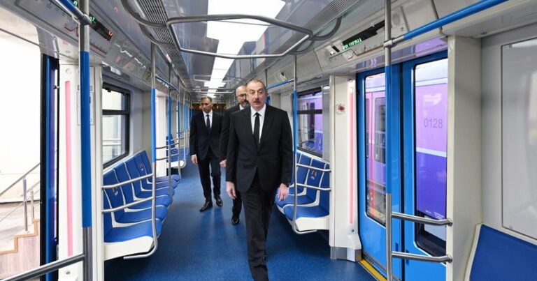 Prezident İlham Əliyev Bakıda komplektləşdirilən yeni nəsil metro qatarları ilə tanış olub – YENİLƏNİB