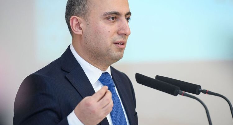 “Buna nəzarət etmək çətindir, çünki sinif otağının qapısı bağlıdır” – Emin Əmrullayev