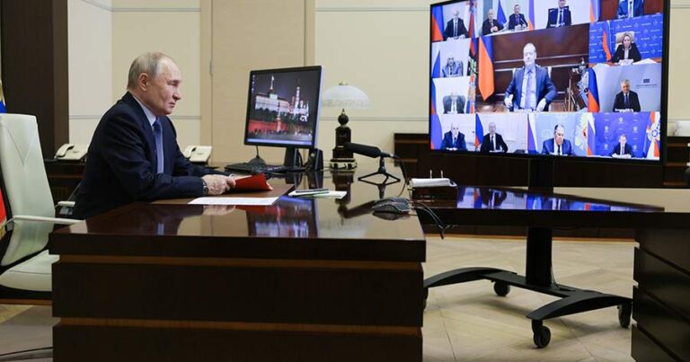 Putin Təhlükəsizlik Şurasının iclasını keçirib