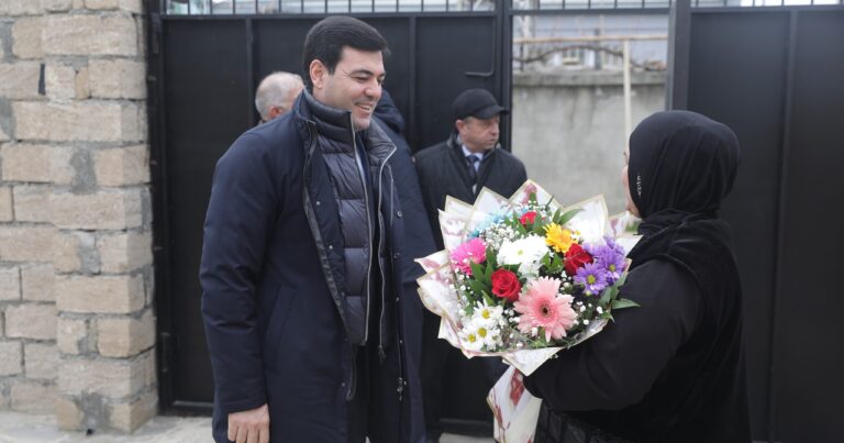 Elnur Rzayev Həcc ziyarətindən  qayıdan şəhid anasını evində ziyarət  edib – FOTOLAR