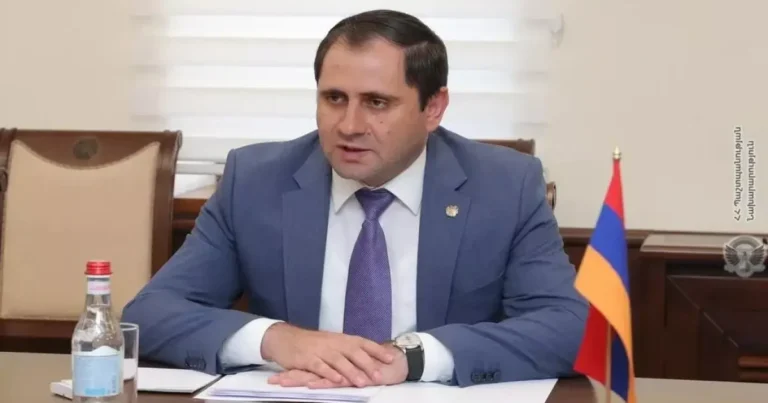 Ermənistanın müdafiə naziri Yunanıstana gedib