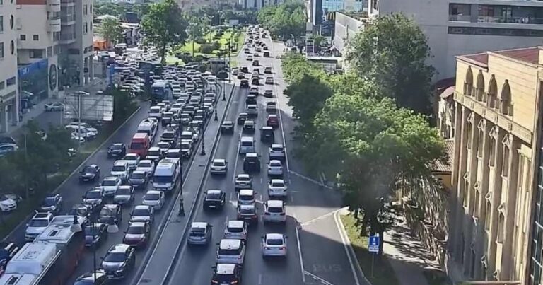 Bakının bir sıra yollarında tıxac yaranıb – SİYAHI