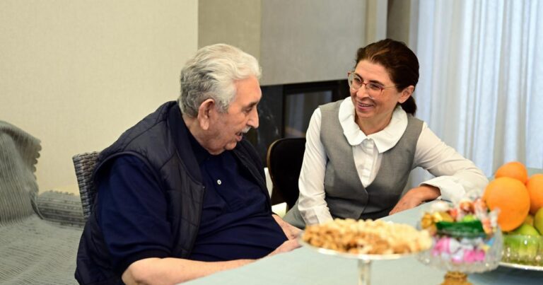 Xalq artisti Arif Babayevə Heydər Əliyev Mükafatı təqdim olunub