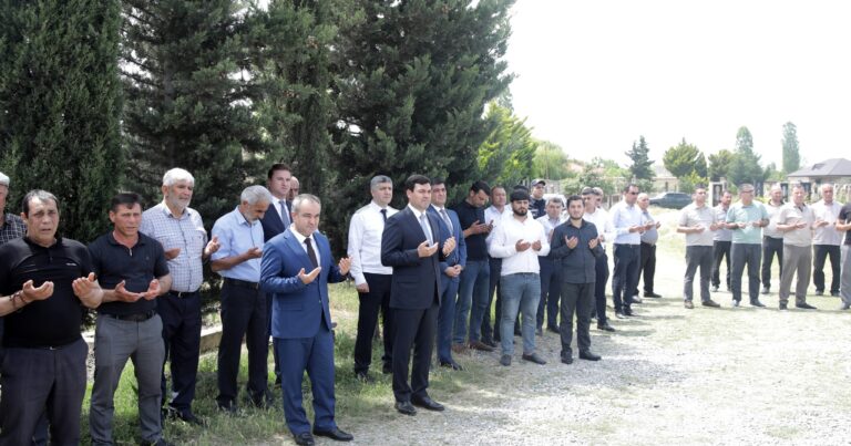 Elnur Rzayev şəhid atasının dəfn mərasimində iştirak edib – FOTOLAR
