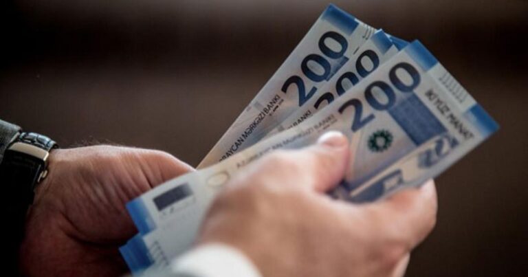 Bakıda orta aylıq əməkhaqqı 1350 manatı ötüb