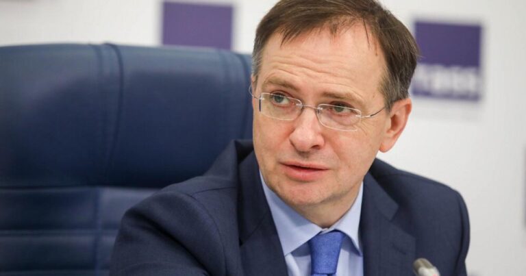 Tarixdə müharibə və danışıqlar həmişə eyni vaxtda aparılır – Putinin köməkçisi