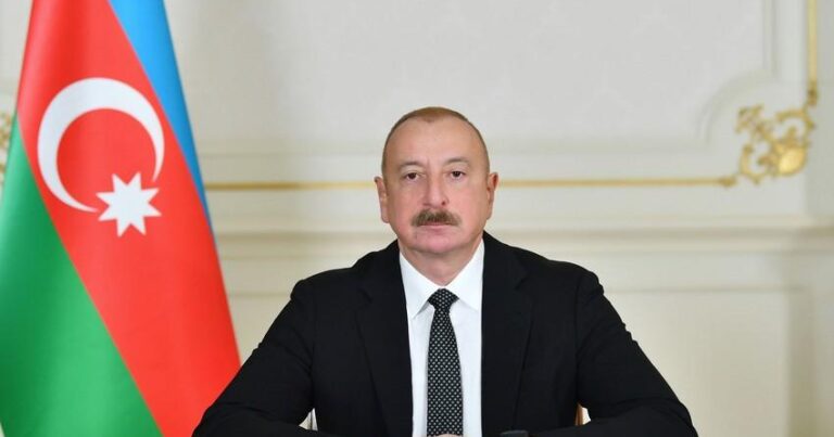 Prezident İlham Əliyev sərgidə