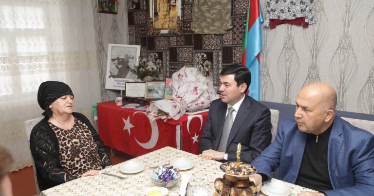 Elnur Rzayev 60 yaşlı şəhid anasının ad gününü təbrik edib – FOTOLAR