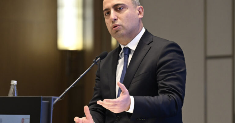 Nazir narazı müəllimlərə cavab verdi: “Ədalətsiz qərar vermirik”