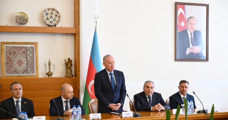 Konstitusiya Məhkəməsinin yeni hakimləri kollektivə təqdim edilib