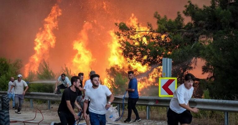 Türkiyədə meşə yanğını səbəbindən 2 minə yaxın insan təxliyə edilib