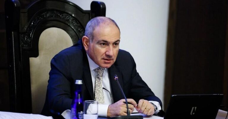 Makron Paşinyanla görüşüb