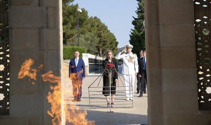 ABŞ-ın müvəqqəti işlər vəkili Şəhidlər xiyabanını ziyarət edib