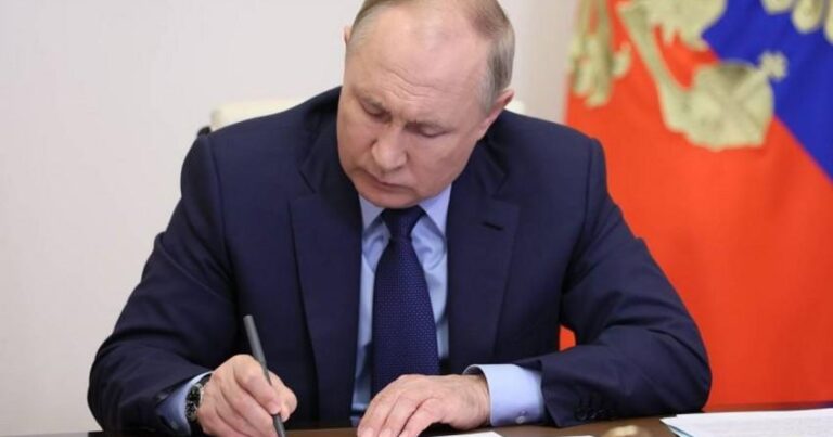 Putin ağır cinayətlərə görə vətəndaşlıqdan məhrumetmə haqqında qanunu imzalayıb