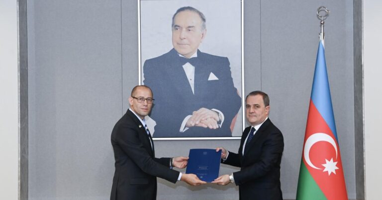 Ceyhun Bayramov İsrailin yeni təyin olunmuş səfiri ilə görüşüb