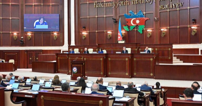 Deputatlar tətildən QAYITDILAR