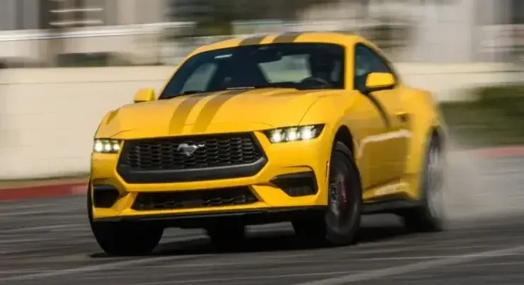 “Bayraq Meydanı”nda “Mustang”la “avtoş”luq edən biznesmen HƏBS OLUNDU